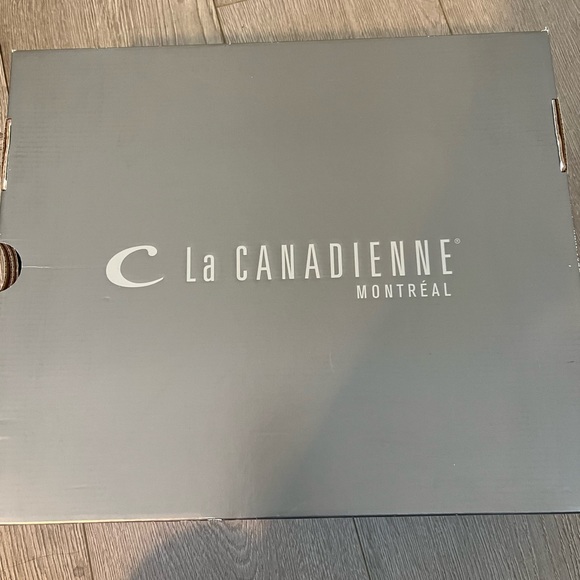 New. Never worn. Heeled Leather Boot. Size: 7 M - Picture 4 of 6